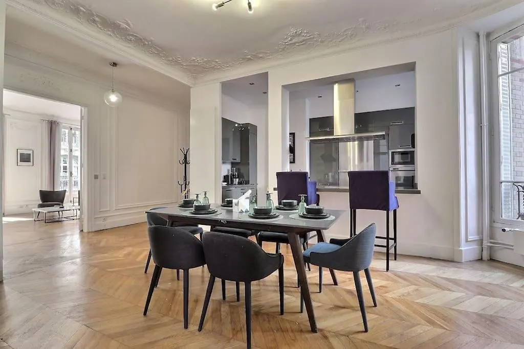 Luxury 3 Bedrooms Near Champs Elysees Paris