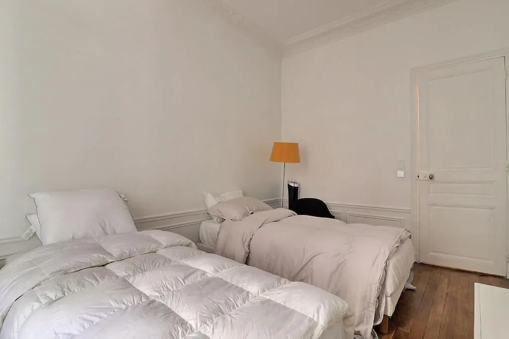 Luxury 3 Bedrooms Near Champs Elysees 파리