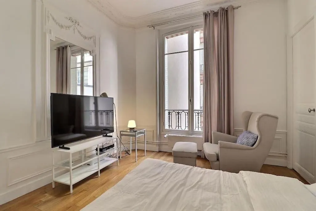 Апартаменты Luxury 3 Bedrooms Near Champs Elysees